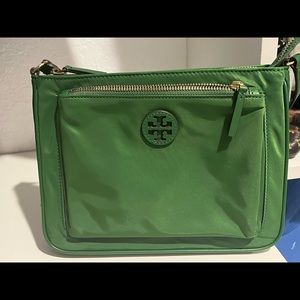 Tory Burch Swingpack crossbody in Arugula Nylon and Leather with tag